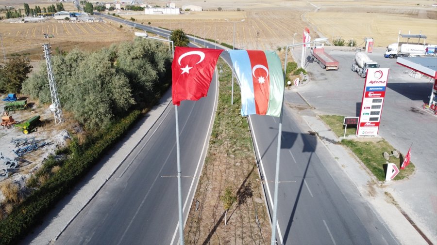 Tomarza Belediyesi Dev Türk Ve Azerbaycan Bayrağı Astı