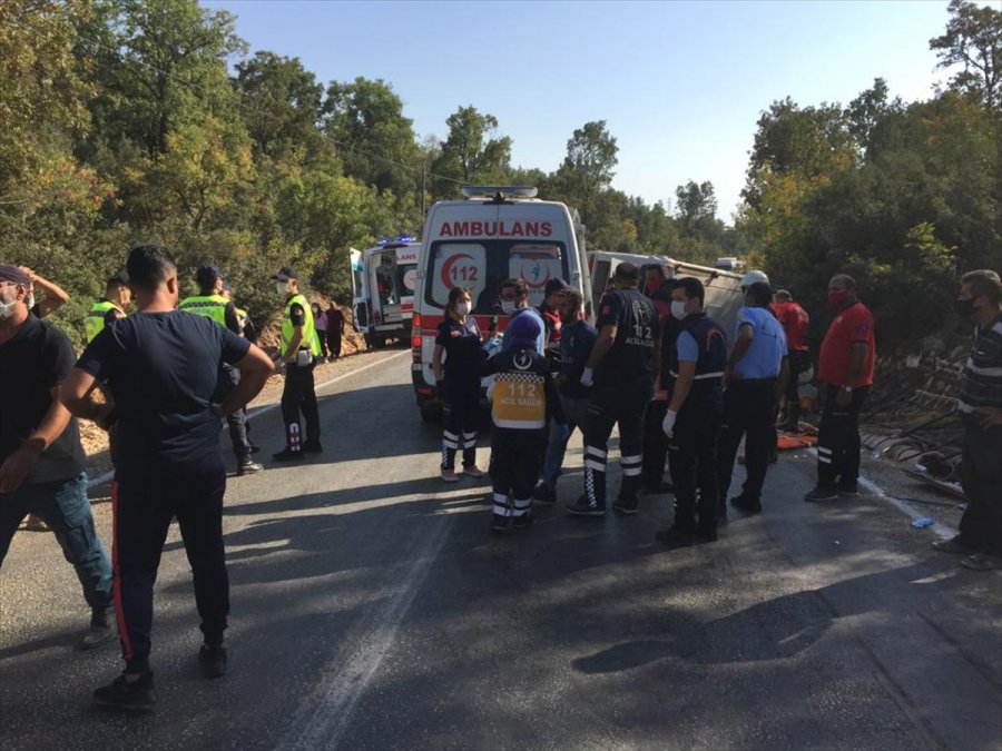 Mersin'de Tarım İşçilerini Taşıyan Midibüs Devrildi: 1 Ölü, 34 Yaralı