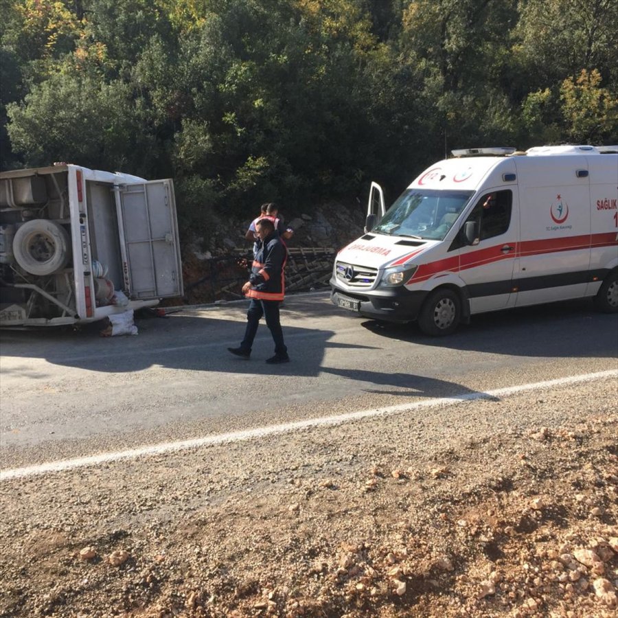 Mersin'de Tarım İşçilerini Taşıyan Midibüs Devrildi: 1 Ölü, 34 Yaralı