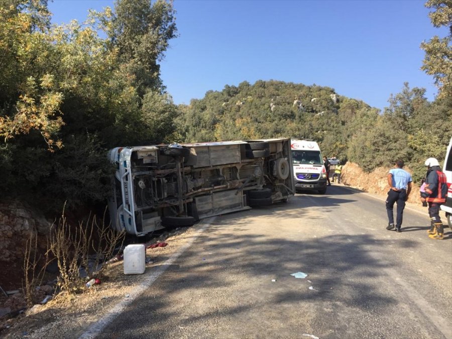 Mersin'de Tarım İşçilerini Taşıyan Midibüs Devrildi: 1 Ölü, 34 Yaralı