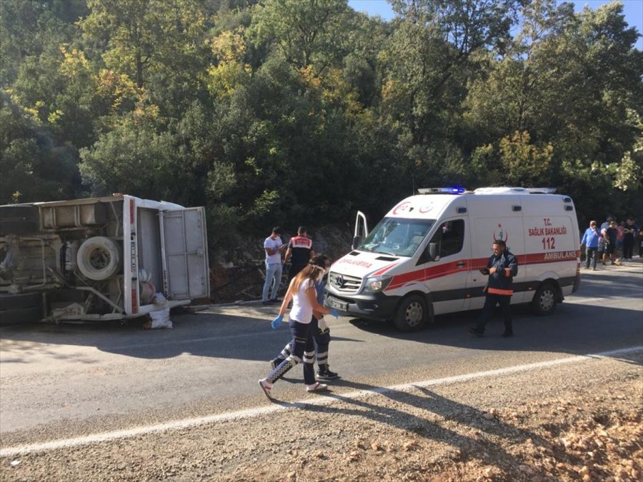 Mersin'de Tarım İşçilerini Taşıyan Midibüs Devrildi: 1 Ölü, 34 Yaralı