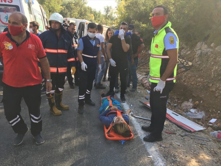 Mersin'de Tarım İşçilerini Taşıyan Midibüs Devrildi: 1 Ölü, 34 Yaralı