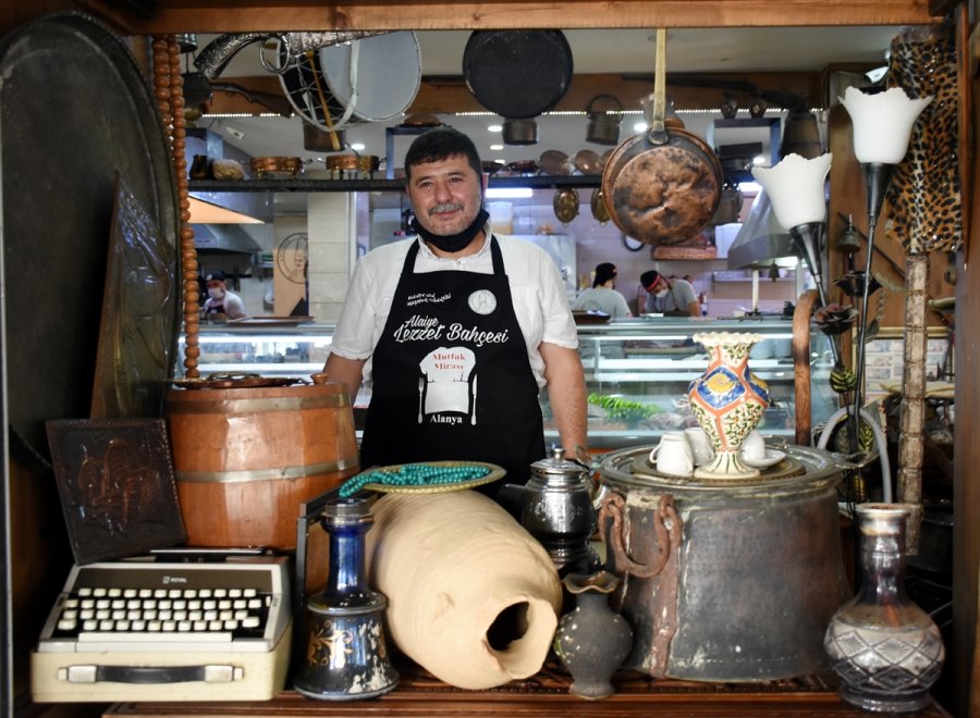 Antika Tutkusuyla Restoranında Eski Eşyaları Sergiliyor