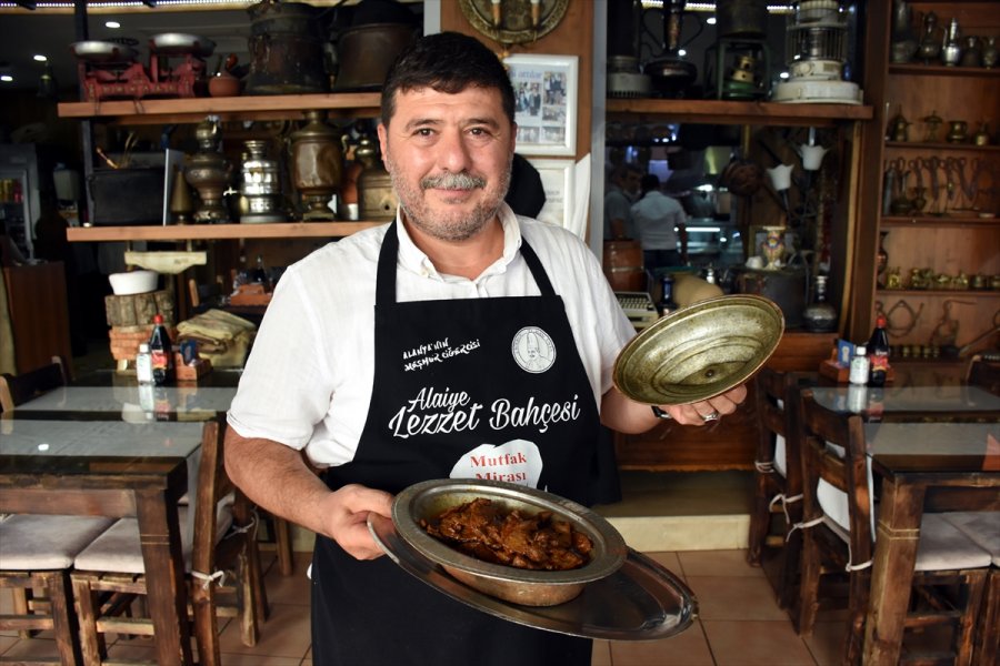 Antika Tutkusuyla Restoranında Eski Eşyaları Sergiliyor