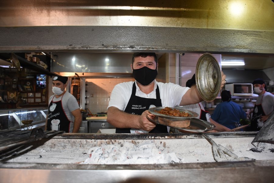 Antika Tutkusuyla Restoranında Eski Eşyaları Sergiliyor