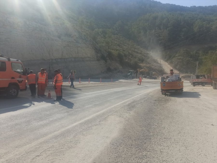 Mersin'de Heyelan Nedeniyle Ulaşıma Kapanan Silifke-mut Kara Yolu Trafiğe Açıldı