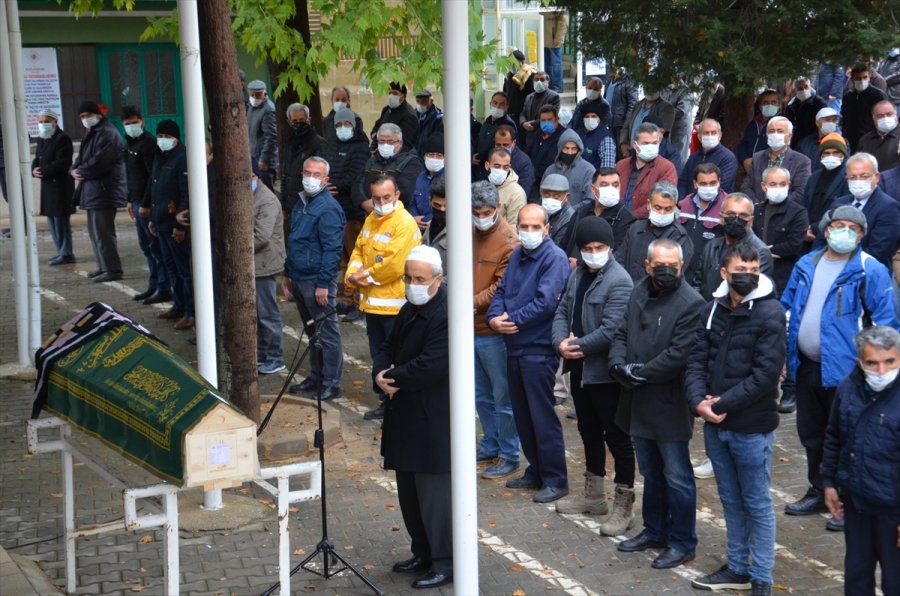 Bahçelievler'de Yanan Evde Cesedi Bulunan Kadının Cenazesi Toprağa Verildi