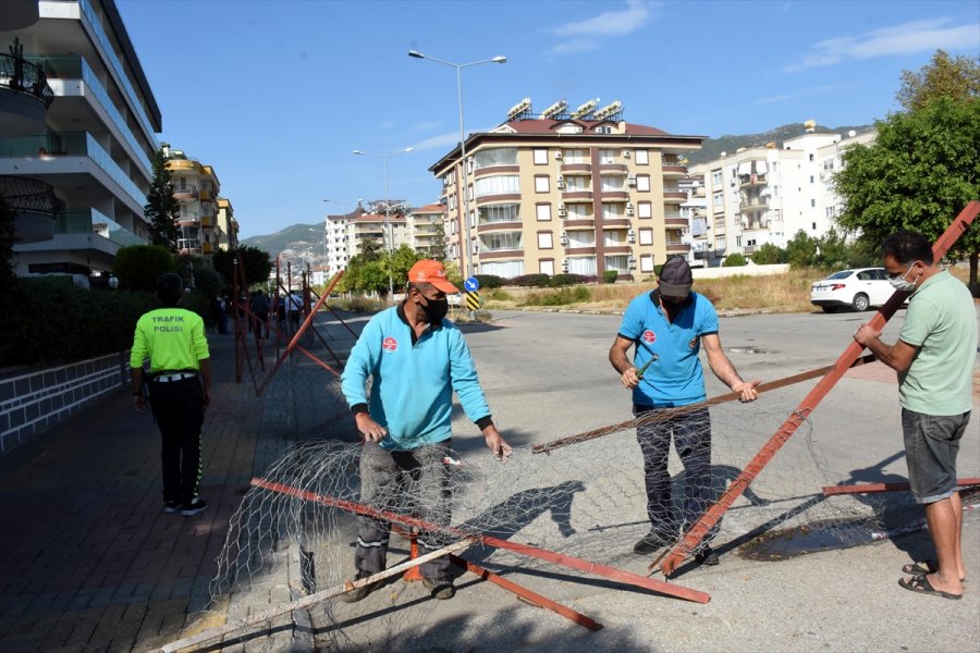 Alanya'da İki Yıl Önce Tel Örgüyle Kapatılan Cadde Açıldı