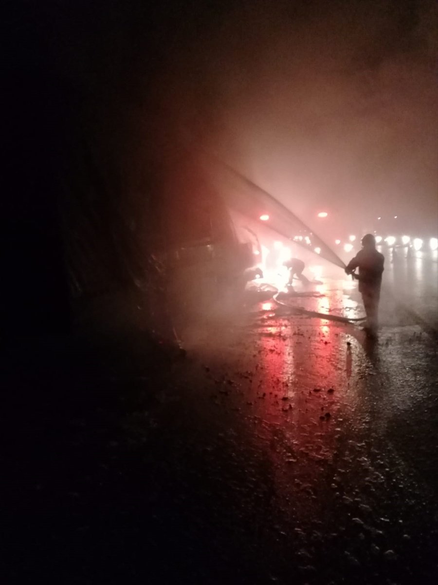 Mersin'de Elyaf Yüklü Tır Yandı