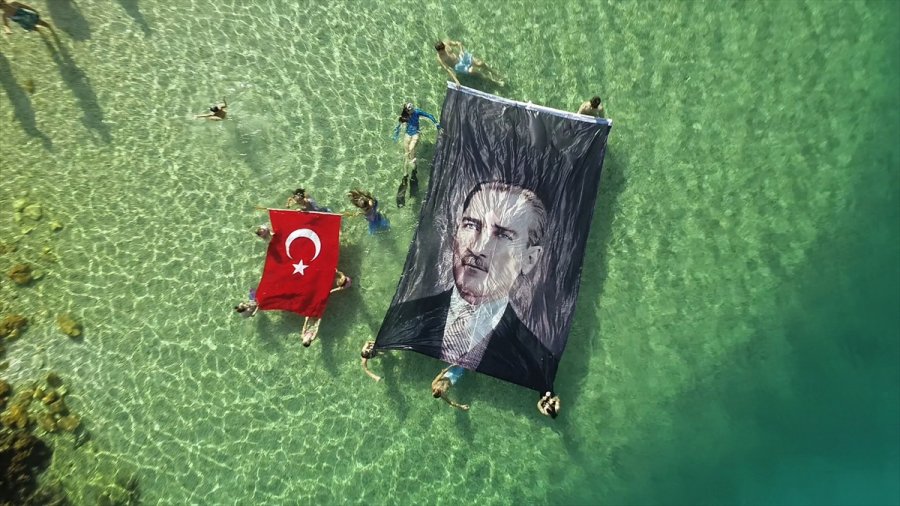 Birgül Erken Ve Ufuk Koçak'tan 10 Kasım Atatürk'ü Anma Günü Ve Atatürk Haftası'na Özel Dalış