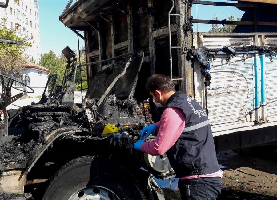 Konya'da Park Halindeki Kamyon Kundaklandı