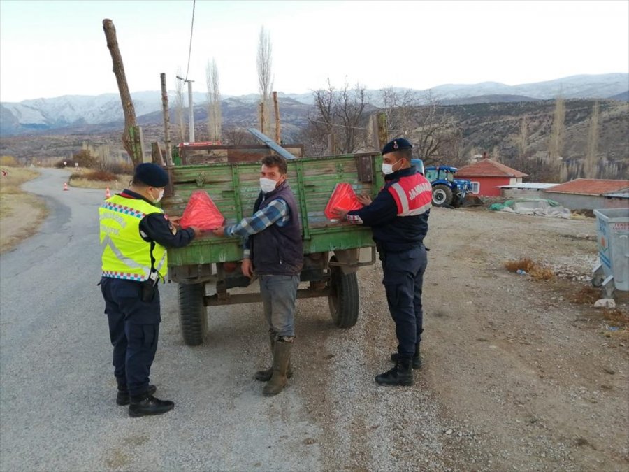 Halkapınar'da Traktör Sürücülerine Reflektör Hediye Edildi