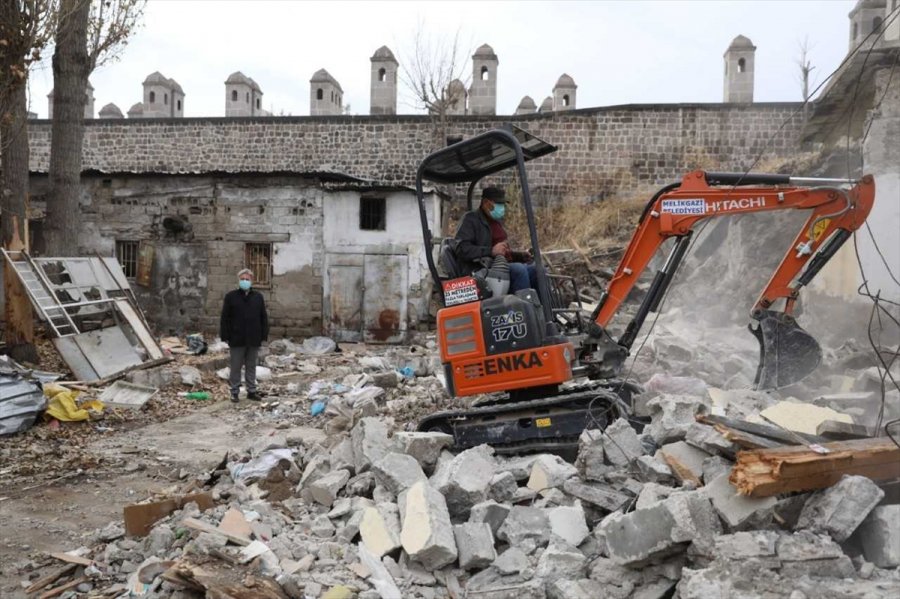 Kayseri'de 5 Asırlık Tarihi Hanın Restorasyonuna Başlandı