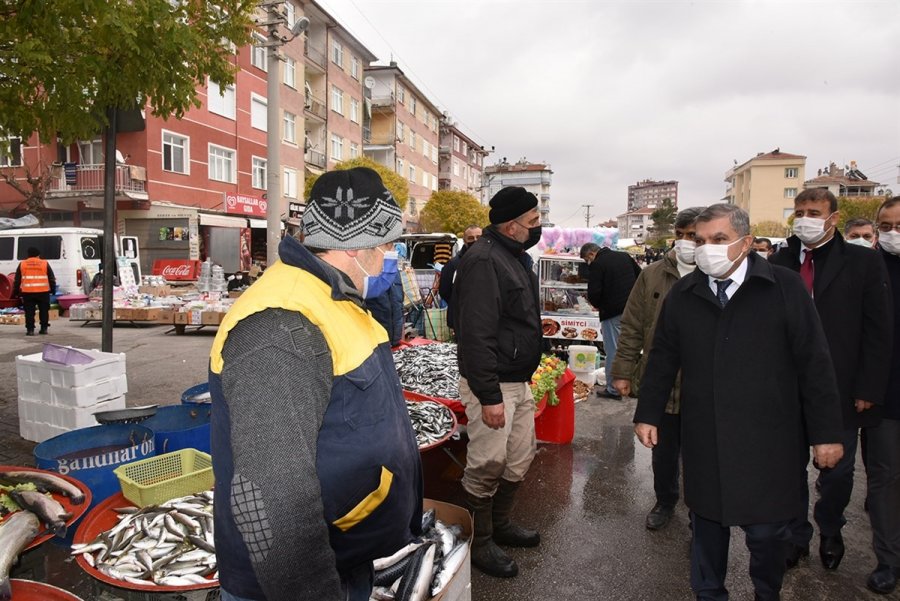 Karaman Valisi Işık Semt Pazarında İncelemelerde Bulundu