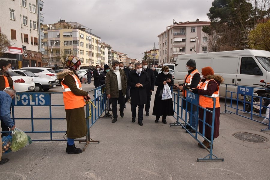 Karaman Valisi Işık Semt Pazarında İncelemelerde Bulundu