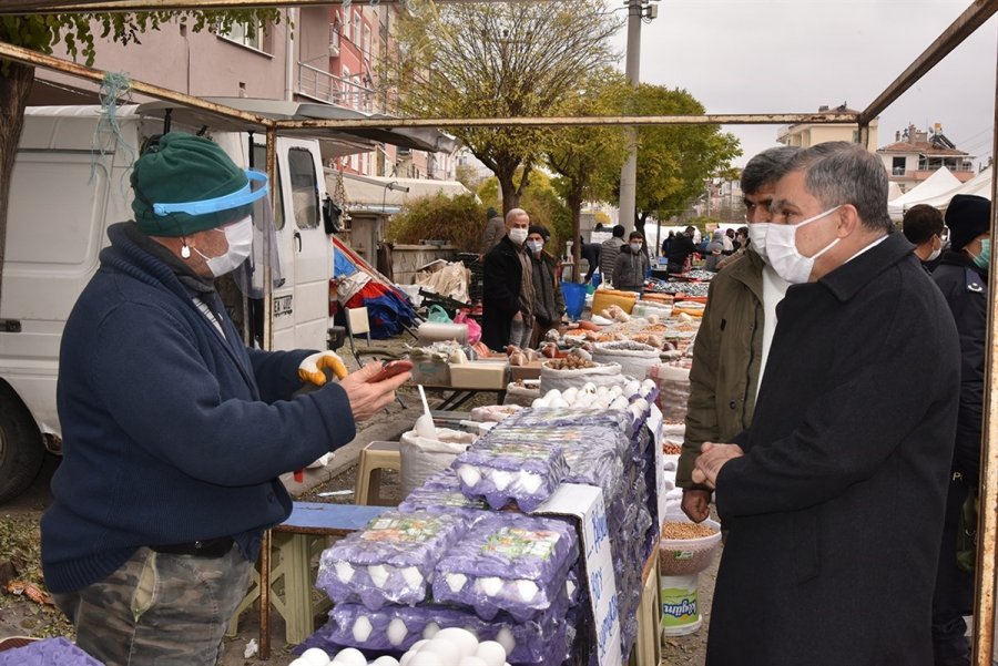 Karaman Valisi Işık Semt Pazarında İncelemelerde Bulundu