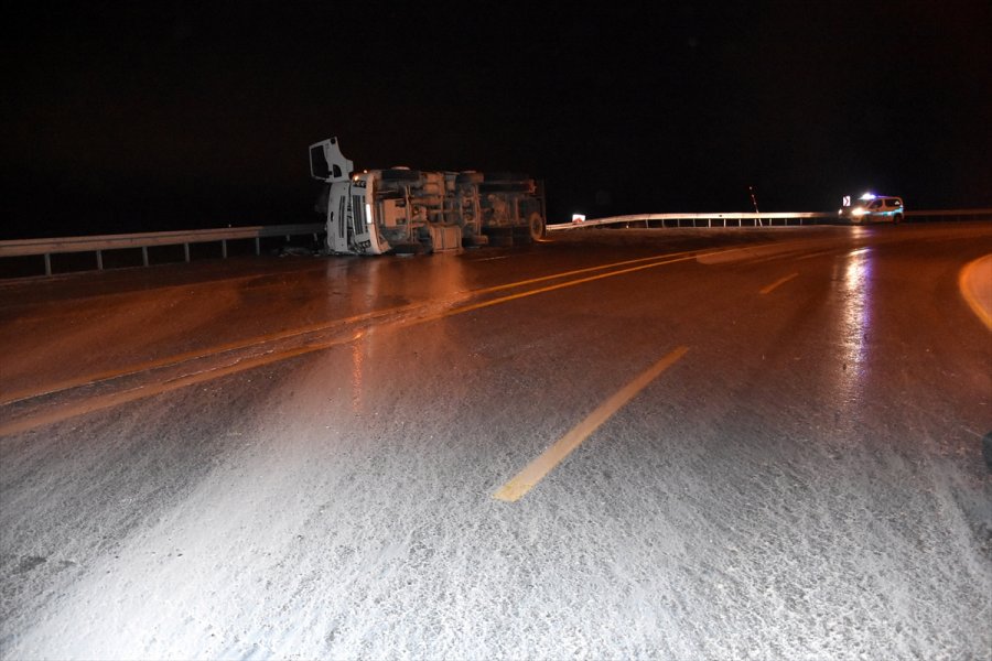 Kayseri'de Devrilen Süt Tankerinin Sürücüsü Yaralandı