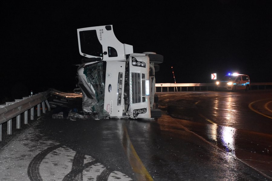 Kayseri'de Devrilen Süt Tankerinin Sürücüsü Yaralandı