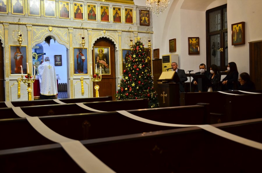 Mersin'de Katolik İle Ortodoks Kiliselerinde Noel Ayini Yapıldı