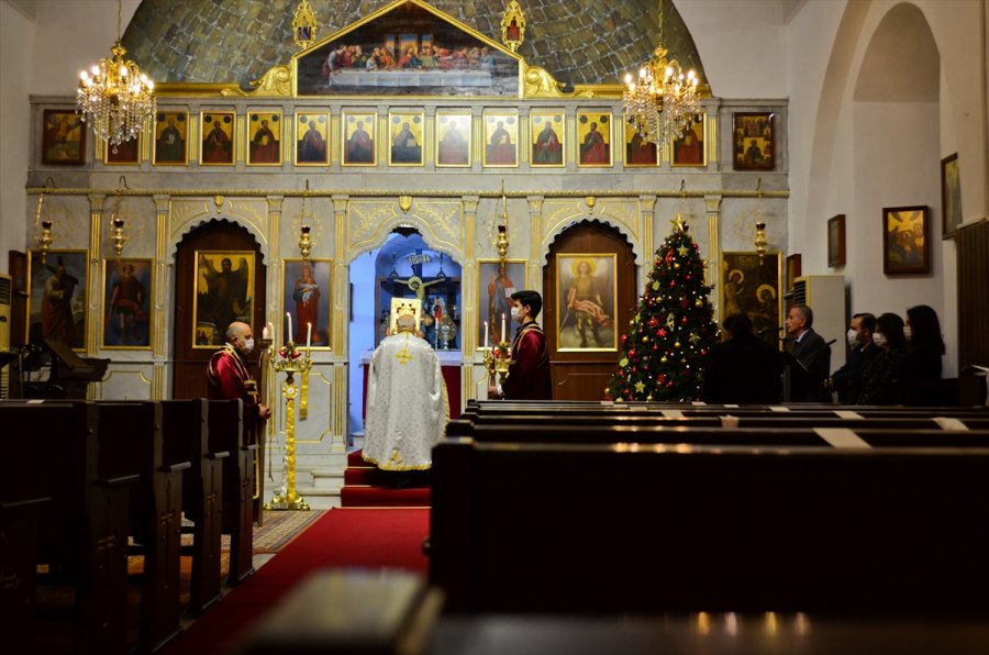 Mersin'de Katolik İle Ortodoks Kiliselerinde Noel Ayini Yapıldı