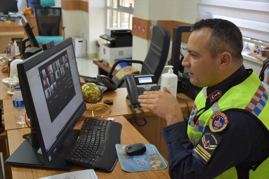 Karaman'da Jandarmadan Öğrencilere Eba Üzerinden Trafik Eğitimi