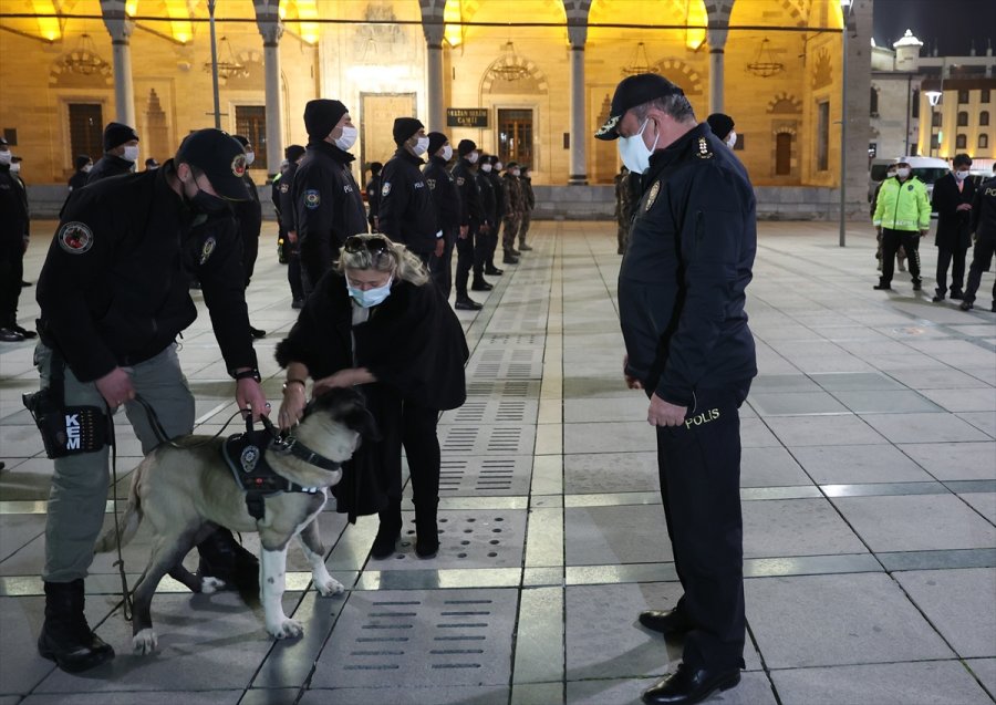 Konya Emniyet Müdürü Mustafa Aydın, Görev Başındaki Polislerin Yeni Yılını Kutladı