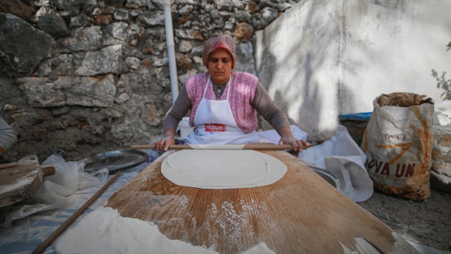 Akseki'de Sofralarının Vazgeçilmezi Yufka Ekmek, İmece Usulü Hazırlanıyor