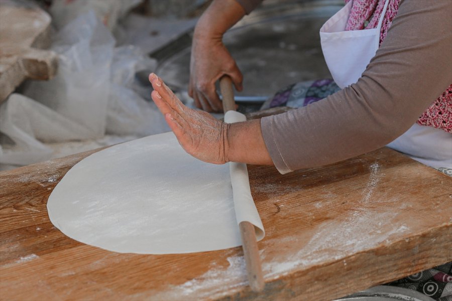 Akseki'de Sofralarının Vazgeçilmezi Yufka Ekmek, İmece Usulü Hazırlanıyor