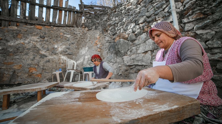 Akseki'de Sofralarının Vazgeçilmezi Yufka Ekmek, İmece Usulü Hazırlanıyor