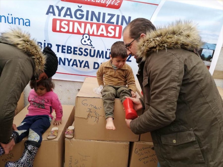 Kayseri'den Gönderilen 4 Bin 500 Bot Kilis'teki Kamplarda Yaşayan Çocukların Ayağını Isıttı