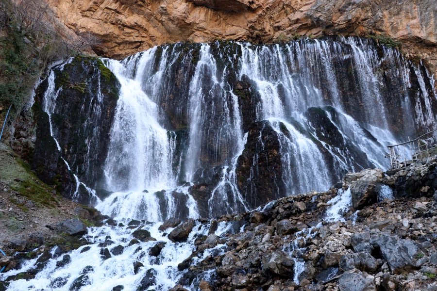 Kar Yağışıyla Coşan Kayseri'deki 