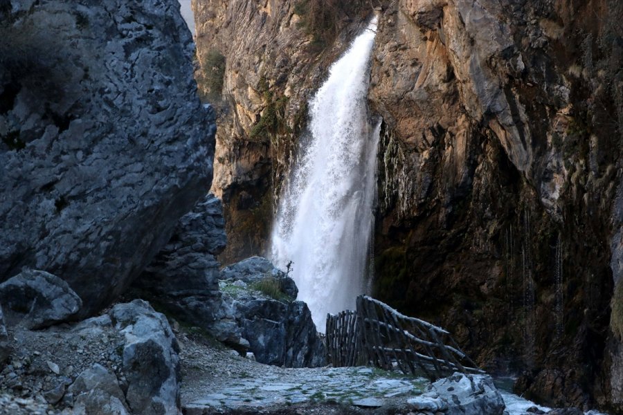 Kar Yağışıyla Coşan Kayseri'deki 