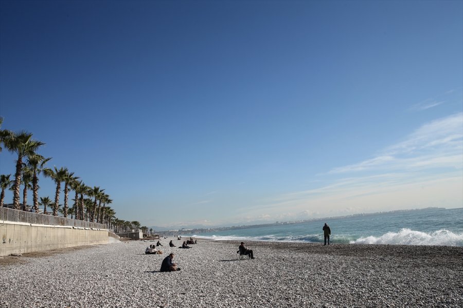 Antalya'da Konyaaltı Sahili'nde Güneşli Hava Keyfi