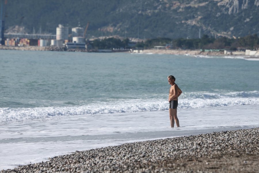 Antalya'da Konyaaltı Sahili'nde Güneşli Hava Keyfi