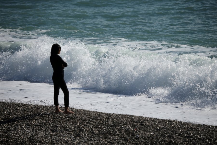 Antalya'da Konyaaltı Sahili'nde Güneşli Hava Keyfi