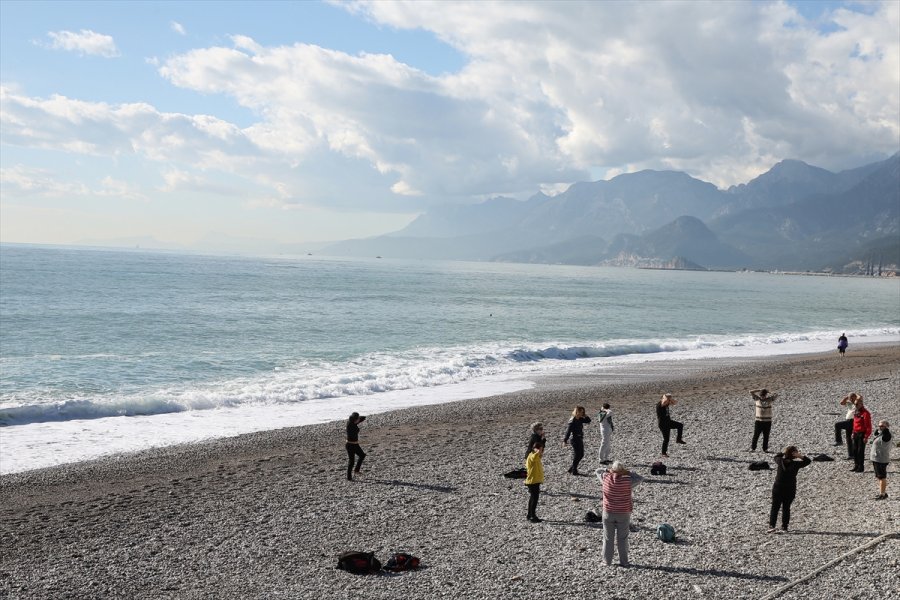 Antalya'da Konyaaltı Sahili'nde Güneşli Hava Keyfi