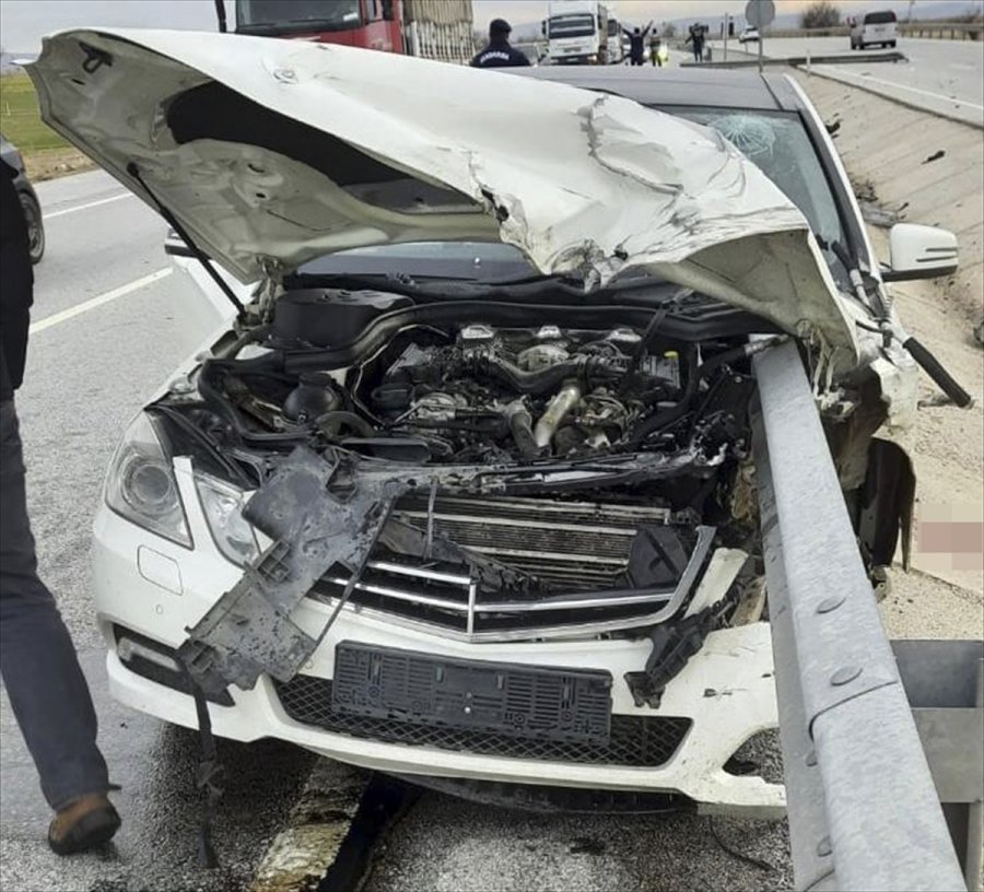 Konya’da Bariyere Çarpan Otomobilin Sürücüsü Öldü, Kızı Yaralandı