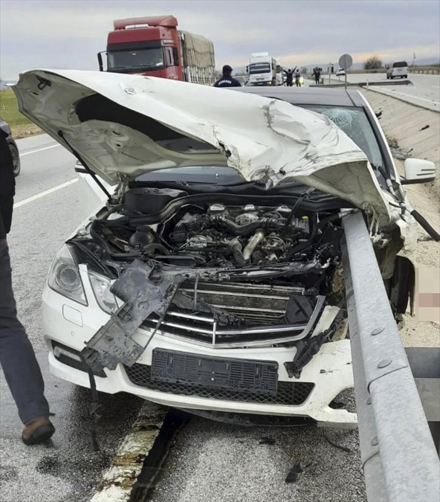 Konya’da Bariyere Çarpan Otomobilin Sürücüsü Öldü, Kızı Yaralandı