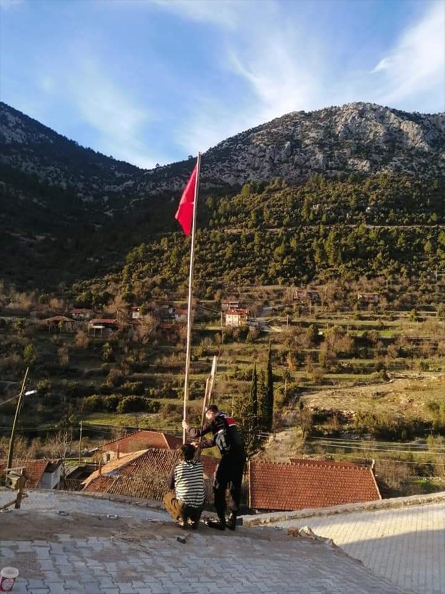 Antalya'da Yıpranan Bayrak Jandarma Ekiplerince Yenisiyle Değiştirildi