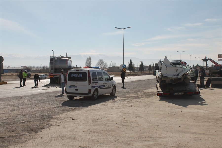 Konya'da Otomobil İle Süt Tankerinin Çarpışması Sonucu 2 Kişi Yaralandı