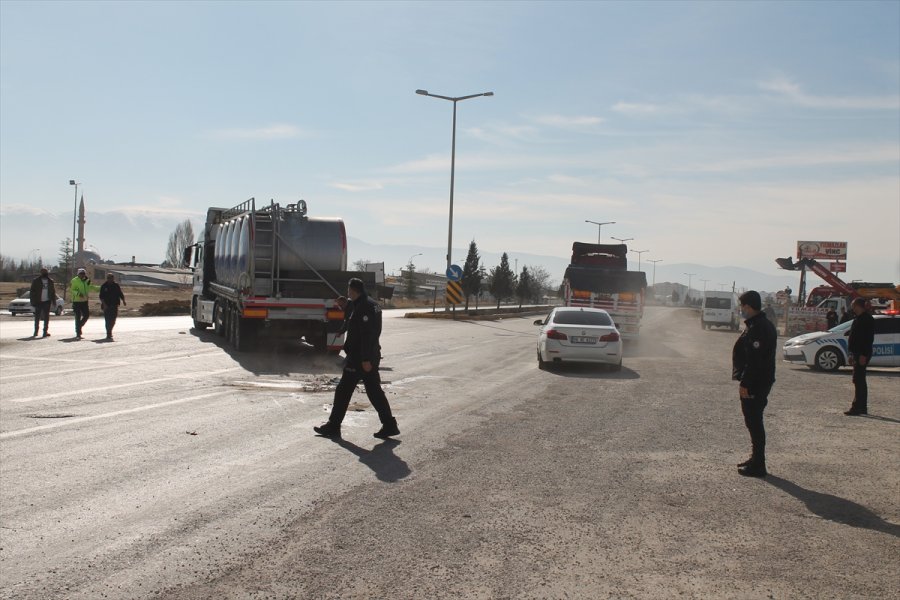 Konya'da Otomobil İle Süt Tankerinin Çarpışması Sonucu 2 Kişi Yaralandı