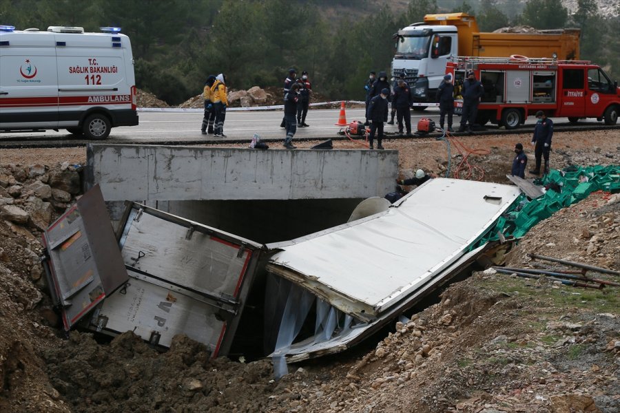 Antalya'da Kamyonun Devrilmesi Sonucu Bir Kişi Öldü