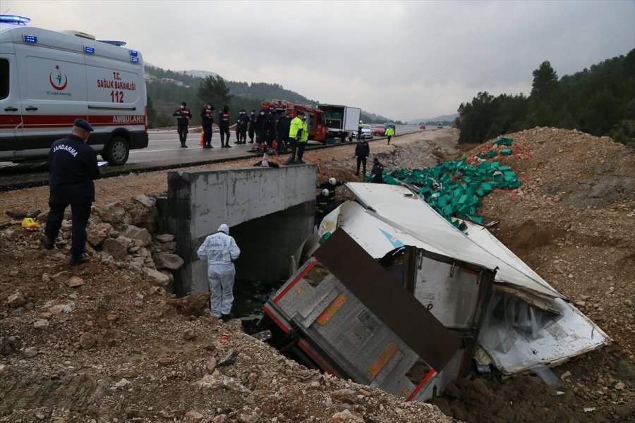 Antalya'da Kamyonun Devrilmesi Sonucu Bir Kişi Öldü