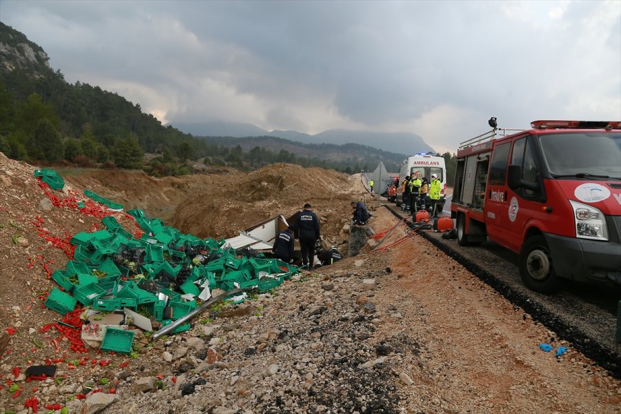 Antalya'da Kamyonun Devrilmesi Sonucu Bir Kişi Öldü