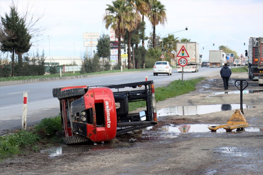 Mersin'de Devrilen Forkliftin Altında Kalan İşçi Yaşamını Yitirdi