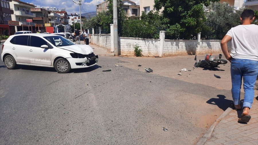 Antalya'da Trafik Kazası: 2 Yaralı