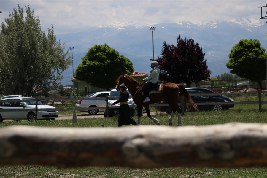 Kayseri'de Özel Öğrenciler Atlı Binicilik Etkinliğine Katıldı