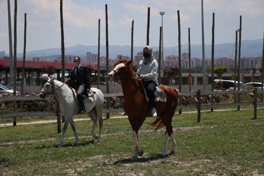 Kayseri'de Özel Öğrenciler Atlı Binicilik Etkinliğine Katıldı