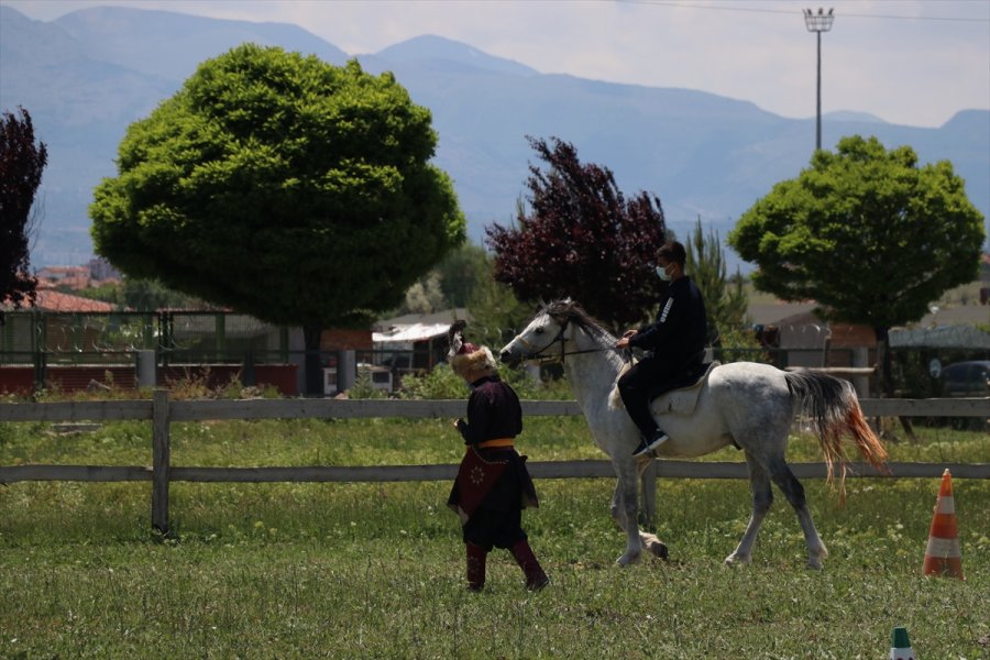 Kayseri'de Özel Öğrenciler Atlı Binicilik Etkinliğine Katıldı