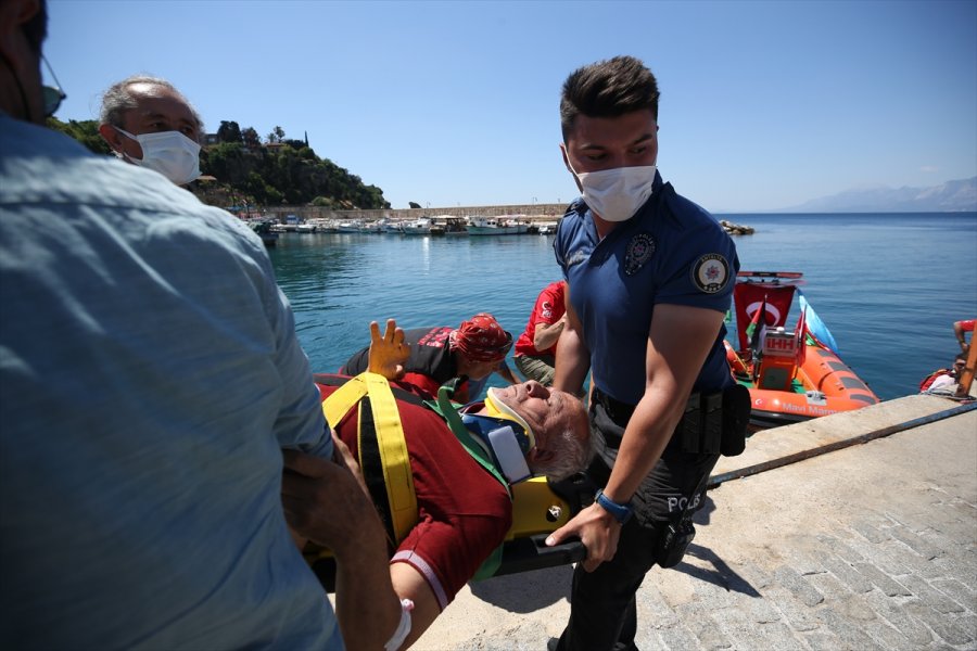 Antalya'da Güneşlenirken Üzerine Cankurtaran Kulesi Devrilen Tatilci Yaralandı